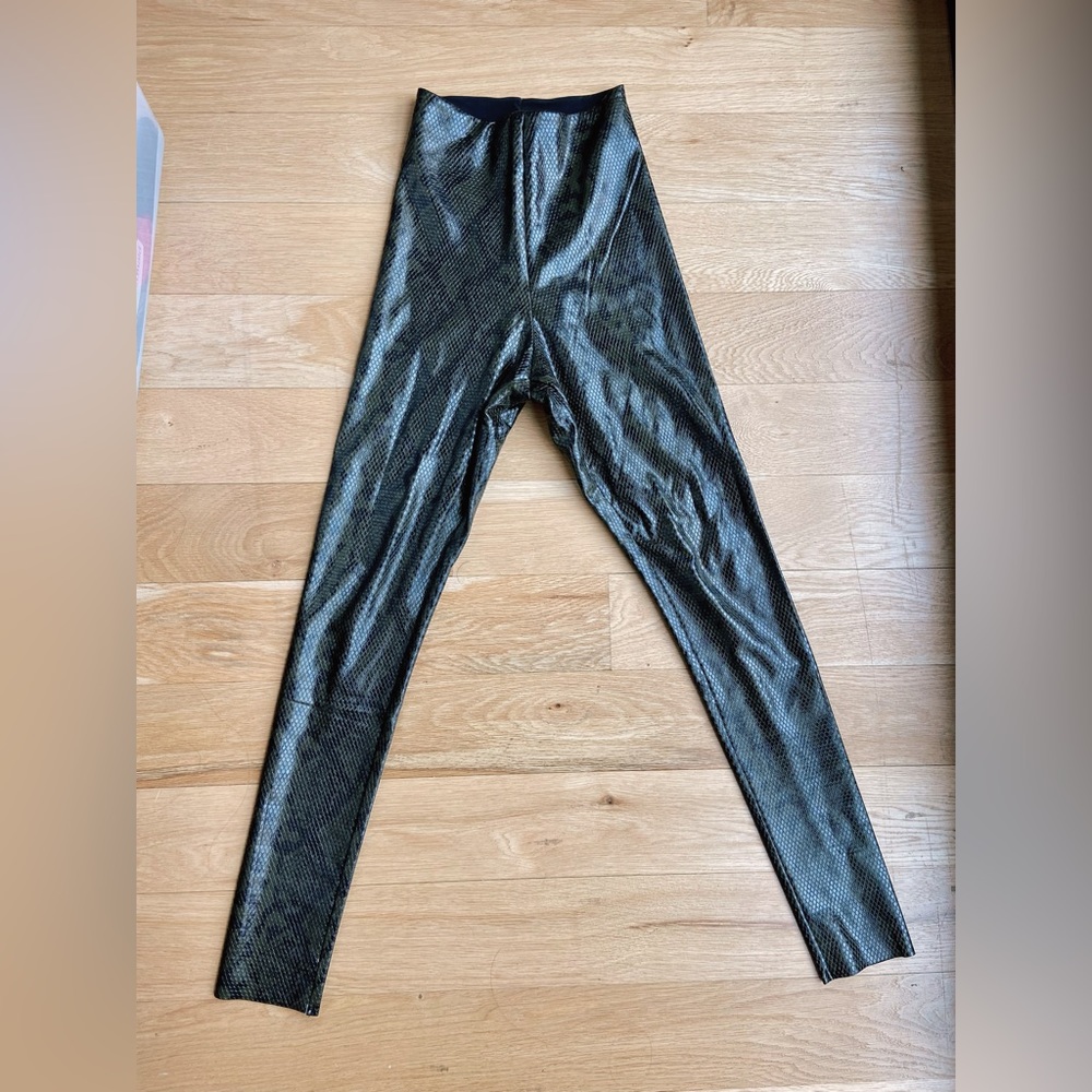 Faux Leather Animal Legging in Moss Snake
Commando